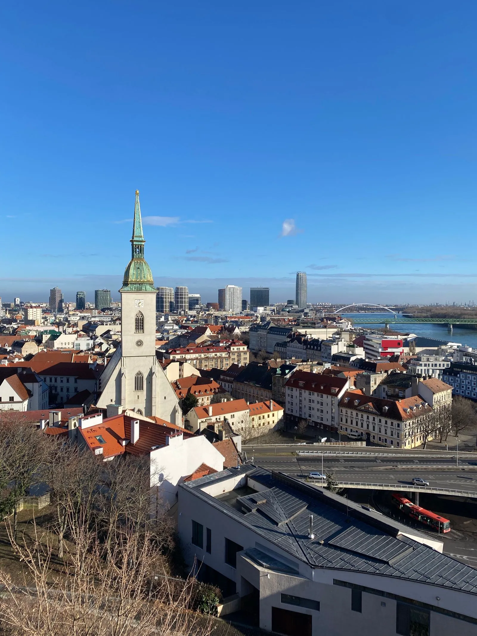 Bratislava văzută de la castel: Catedrala Sf. Martin, Orașul Vechi și Dunărea