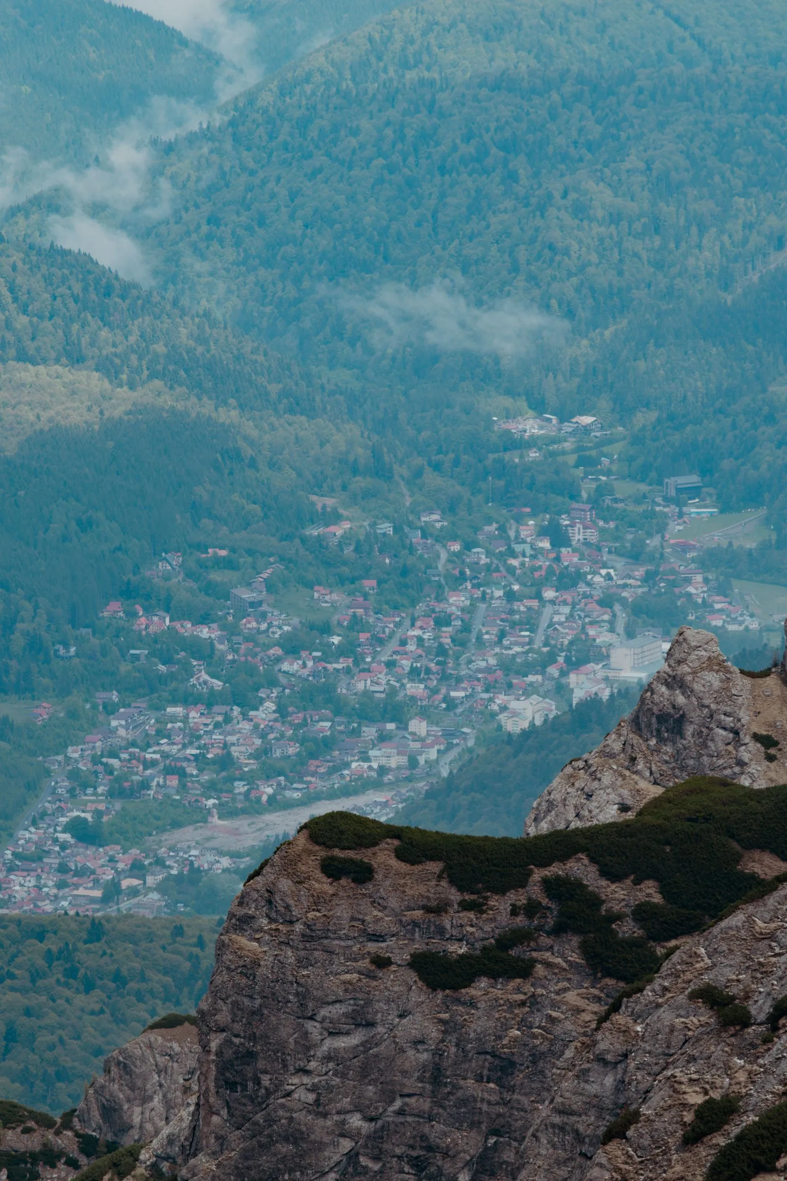 Bușteni văzut de sus, din Munții Bucegi, cu Valea Prahovei