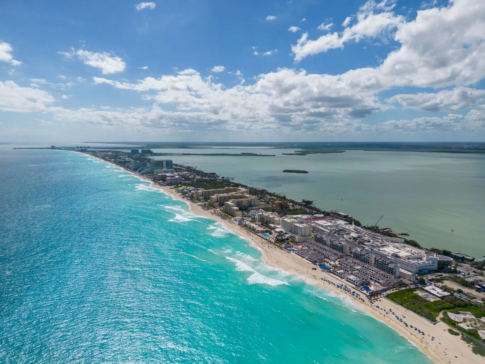 Zona hotelieră din Cancún văzută din aer, între Marea Caraibilor și laguna Nichupté