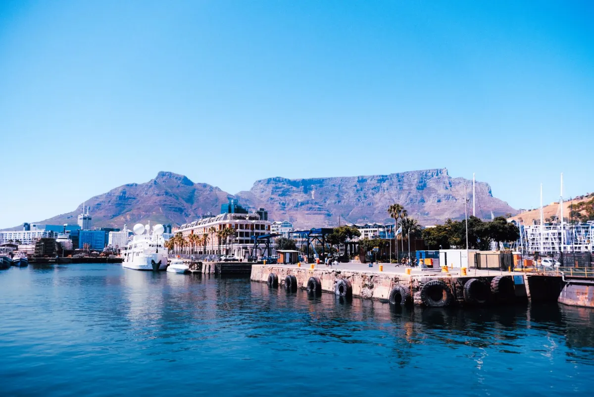 Portul V&A Waterfront din Cape Town, cu Table Mountain în fundal