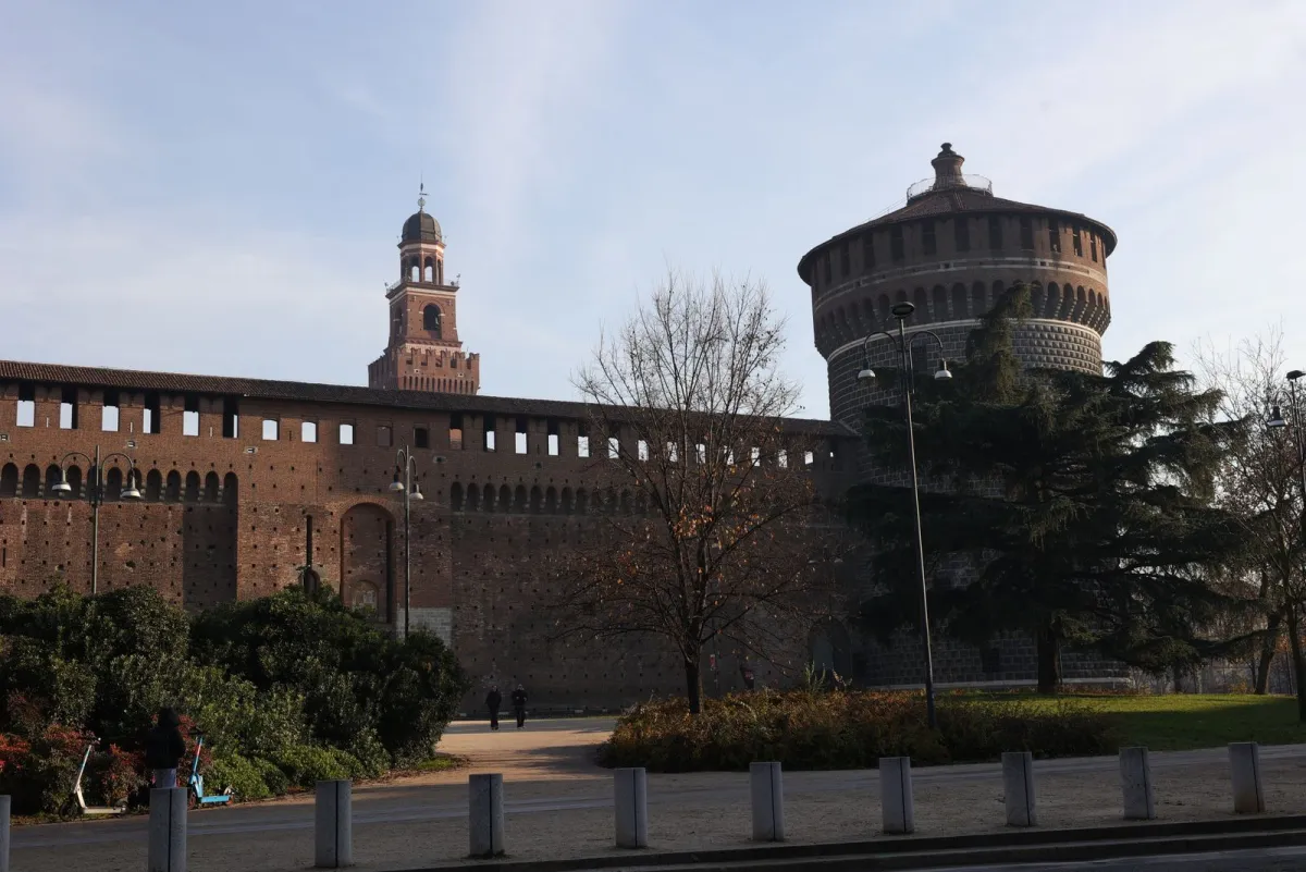 Turnurile și zidurile de cărămidă ale Castello Sforzesco din Milano