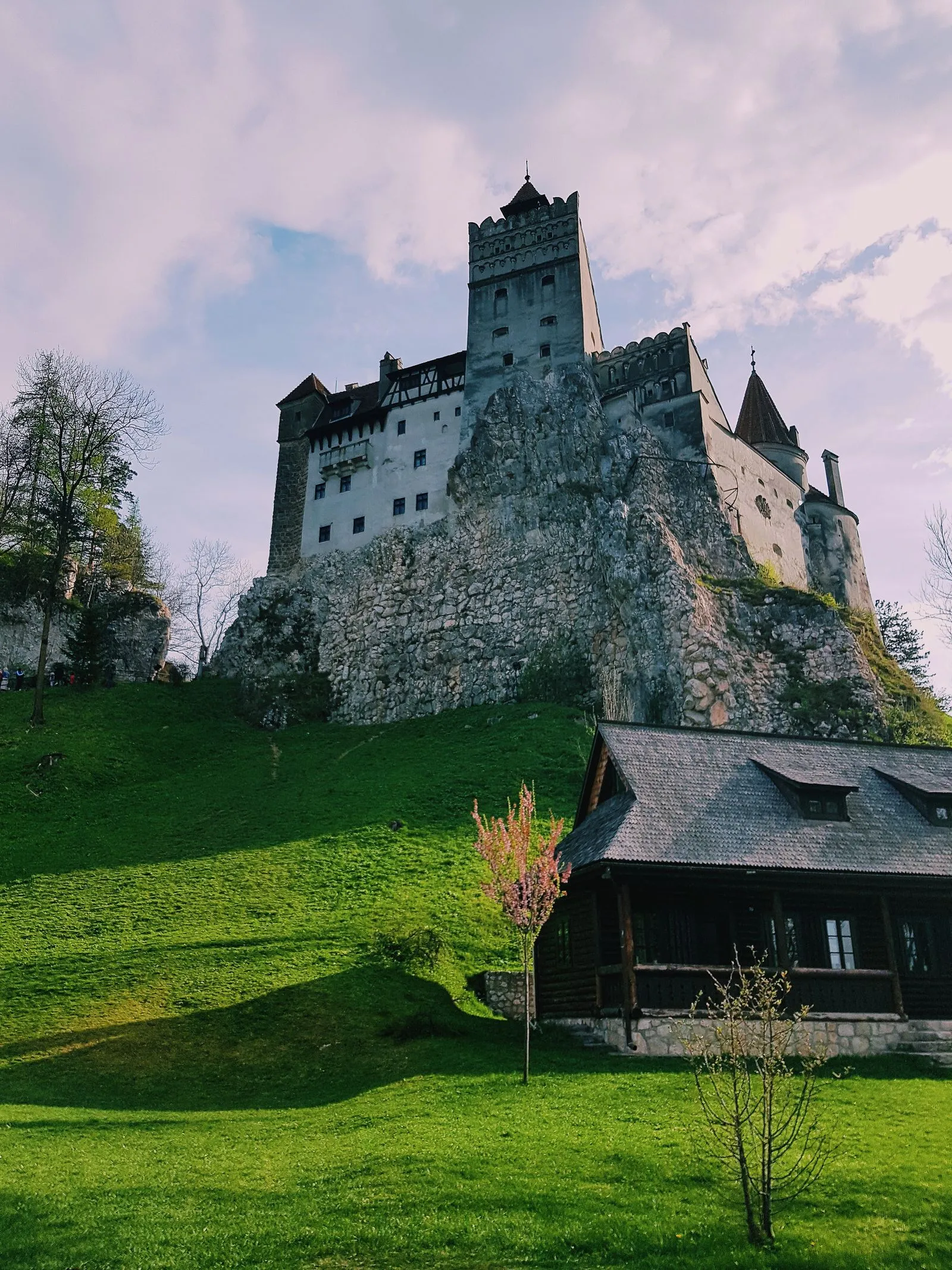 Castelul Bran pe stânca dintre Măgura și Dealul Cetății, văzut din Parcul Regal