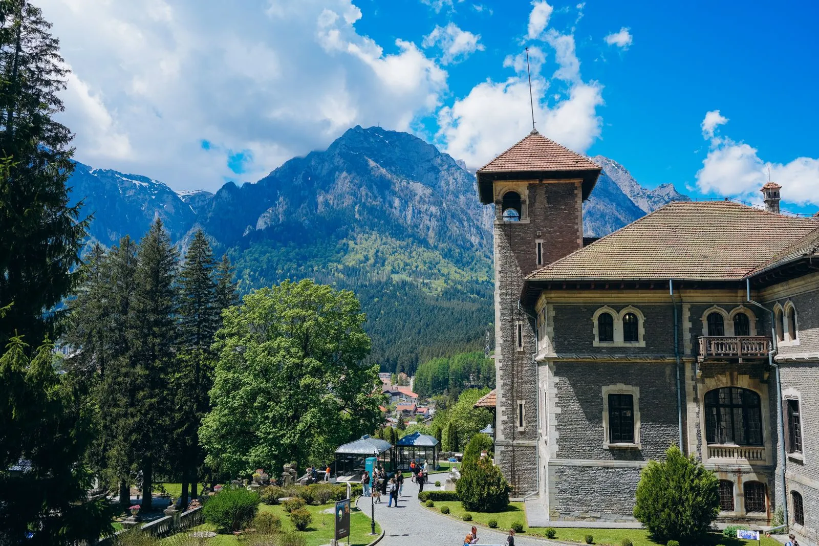 Castelul Cantacuzino din Bușteni, cu turnul și Munții Bucegi în spate