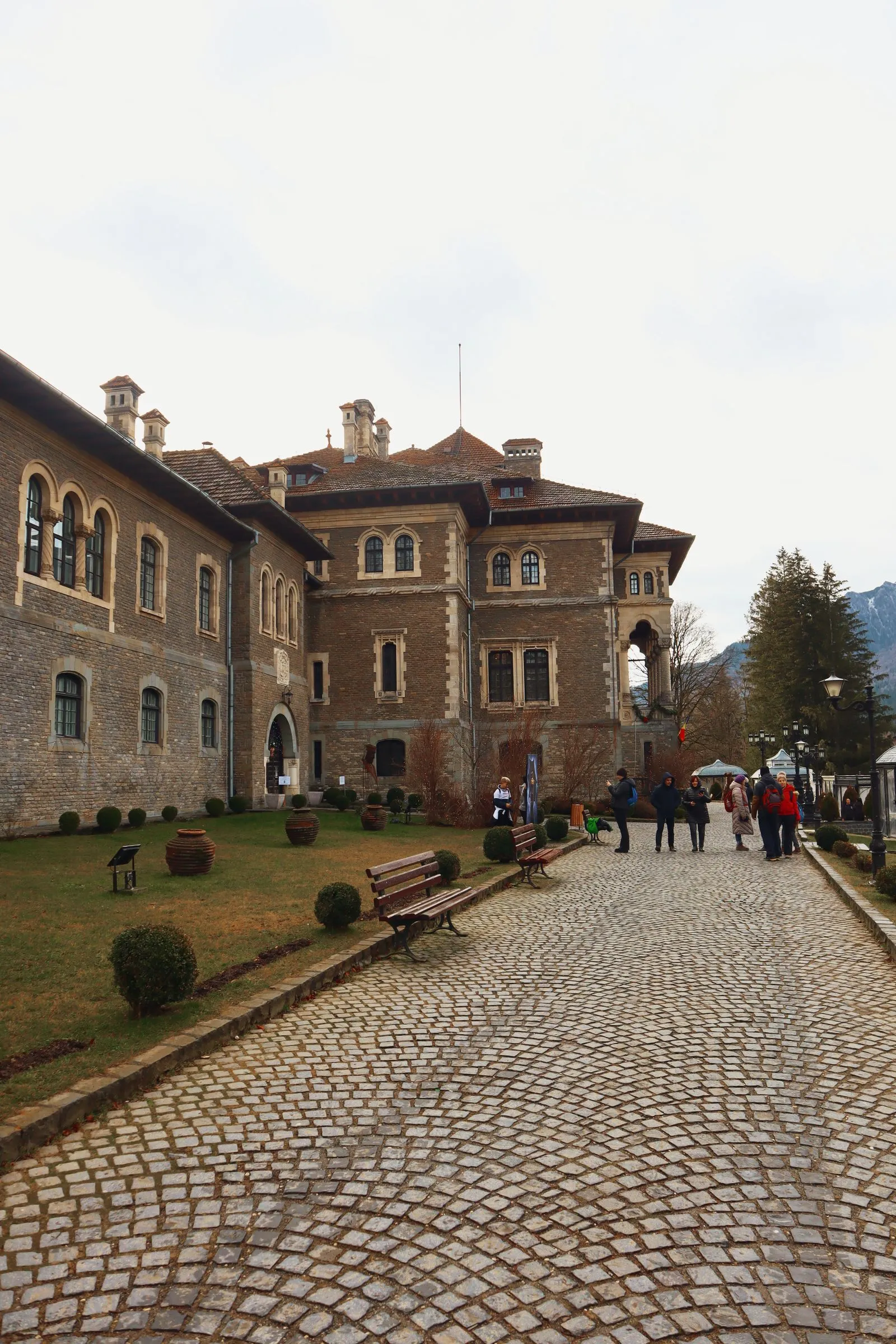 Aleea din parcul Castelului Cantacuzino, cu vizitatori în fața fațadei