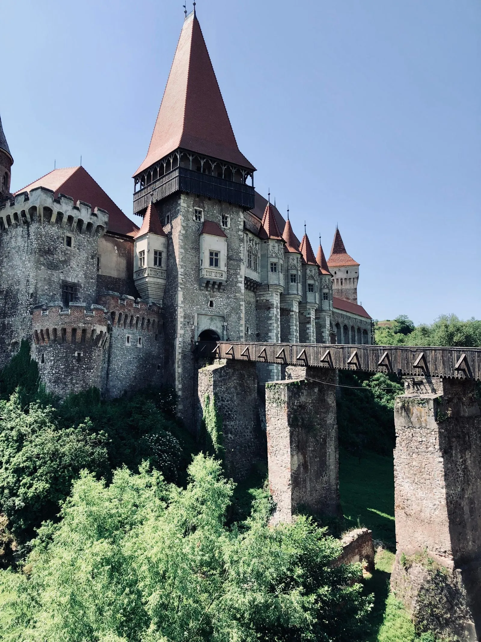 Castelul de la Hunedoara cu podul de acces și turnurile gotice, văzut de jos