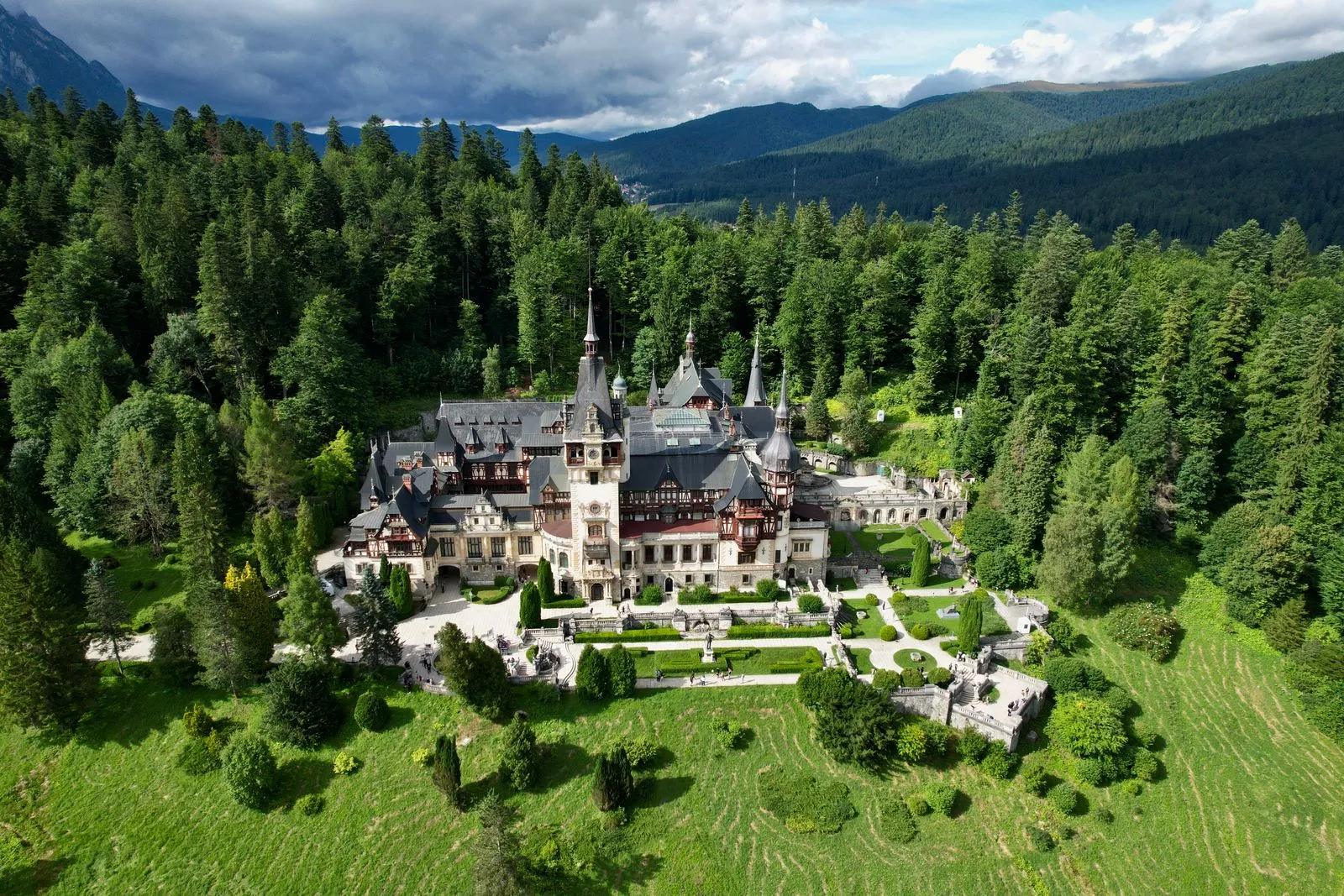 Castelul Peleș în pădurea de brazi de sub Munții Bucegi, fotografiat cu drona