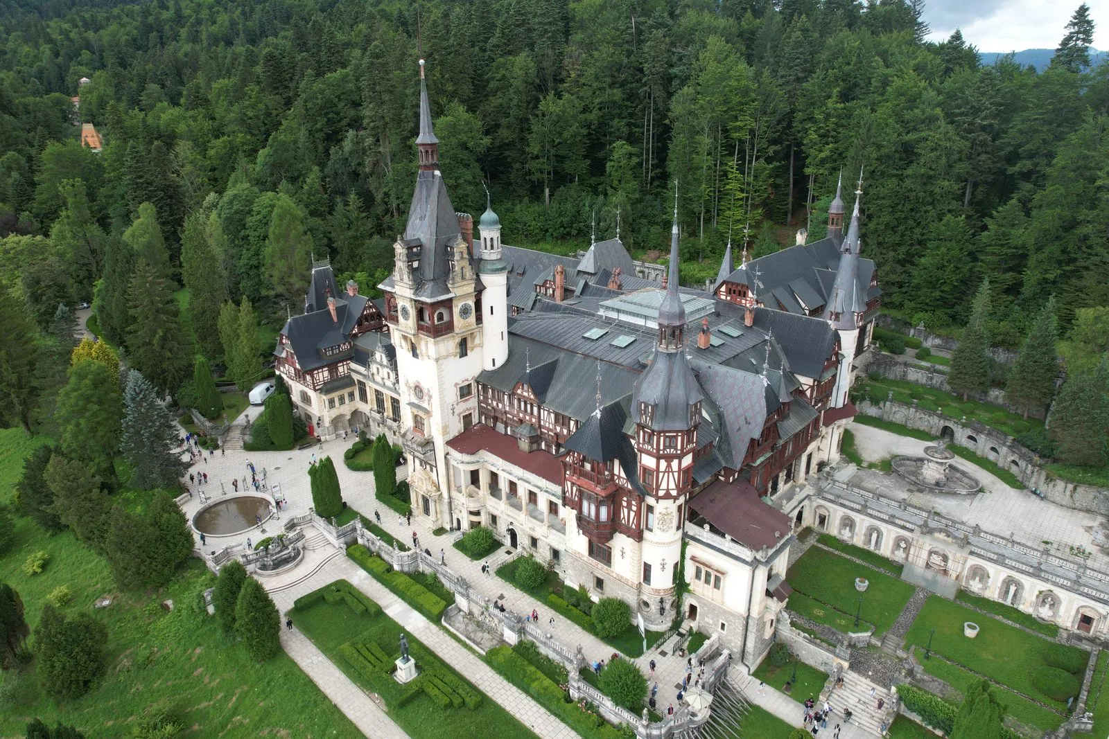 Castelul Peleș văzut de sus, cu terasele și pădurea din jur, în Sinaia