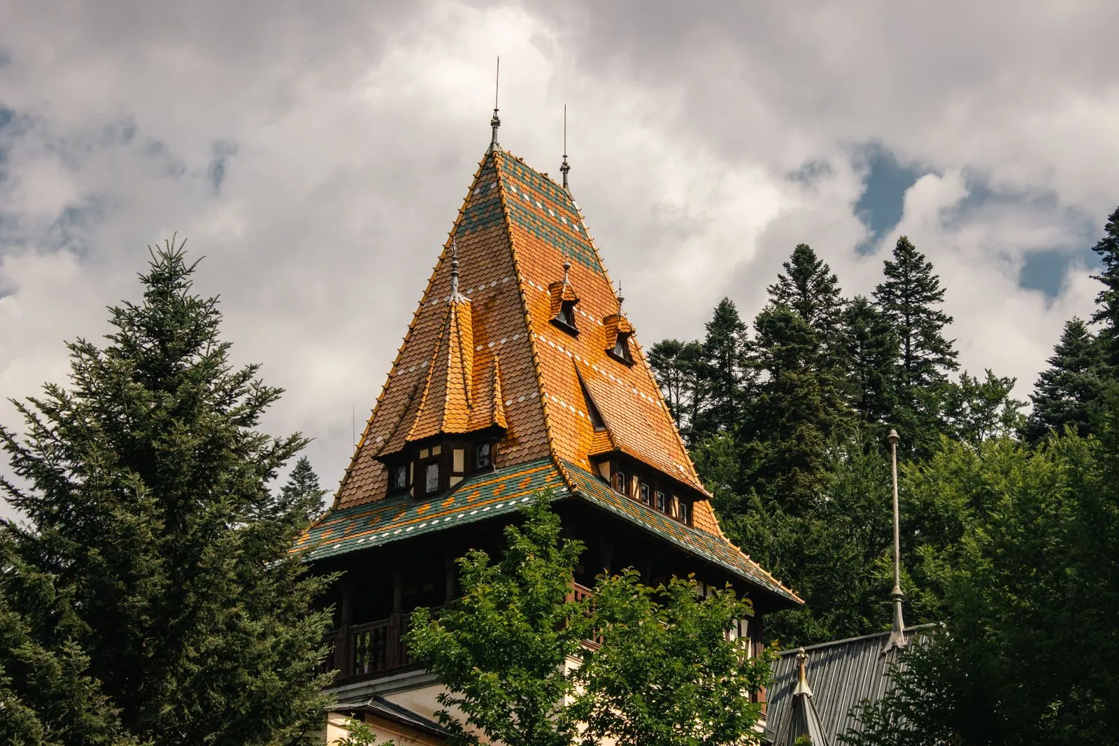 Turnul cu acoperiș de țiglă smălțuită al Castelului Pelișor din Sinaia