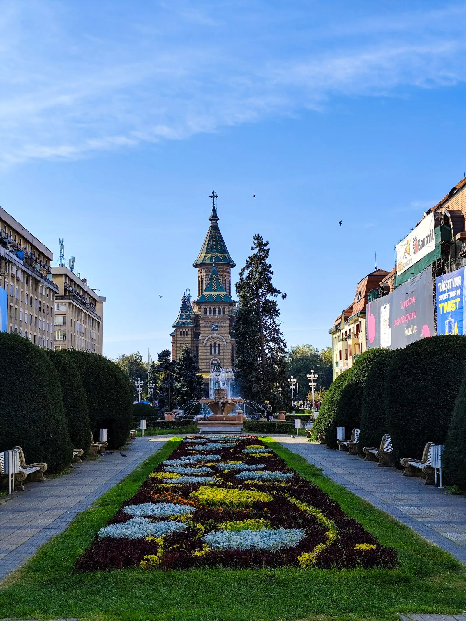 Piața Victoriei din Timișoara, cu Catedrala Mitropolitană la capăt, unde se ține concertul de Revelion