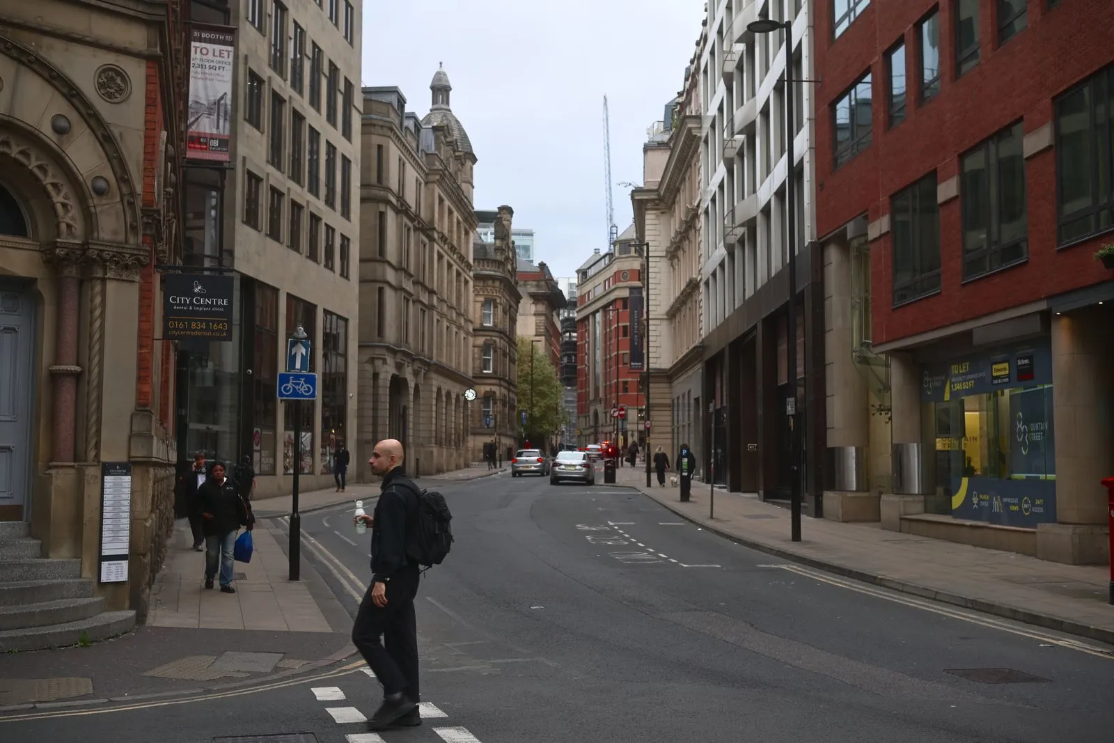 Stradă aglomerată în centrul orașului Manchester