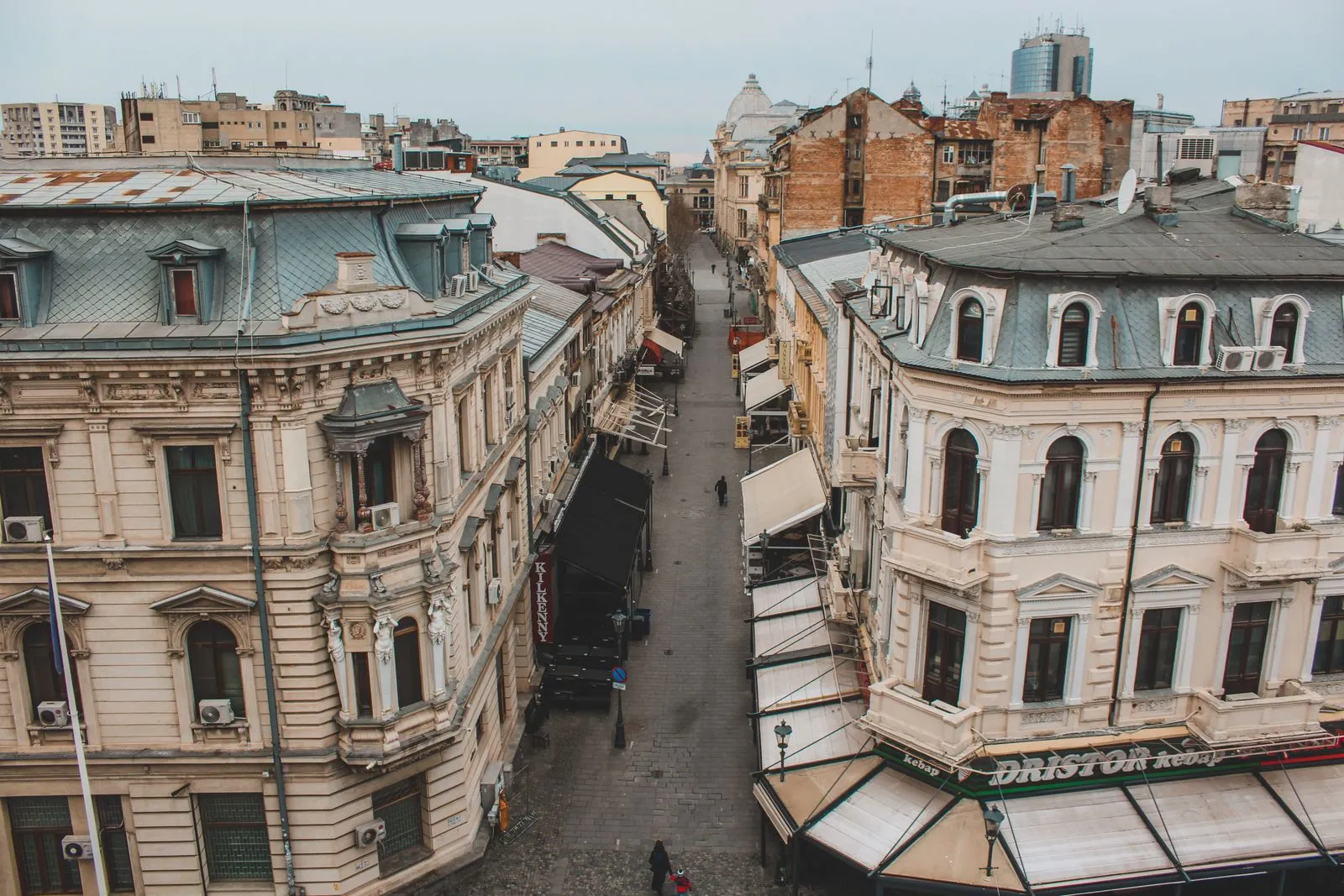 Strada pietonală din Centrul Vechi al Bucureștiului văzută de sus, cu clădiri istorice și terase