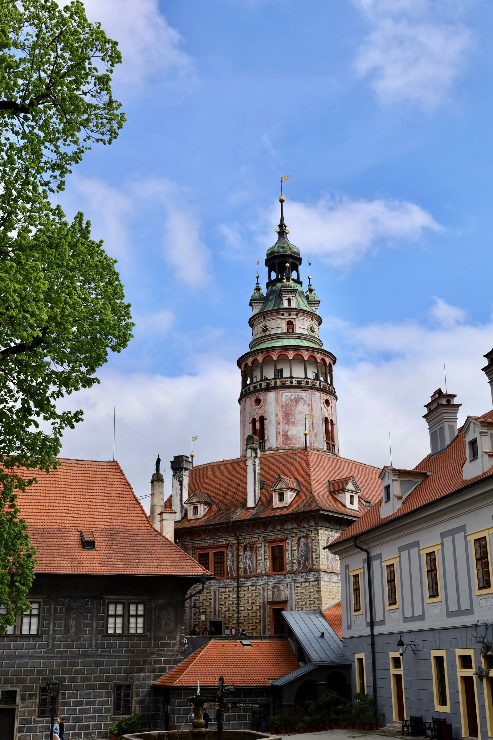 Turnul castelului din Český Krumlov văzut din curtea castelului