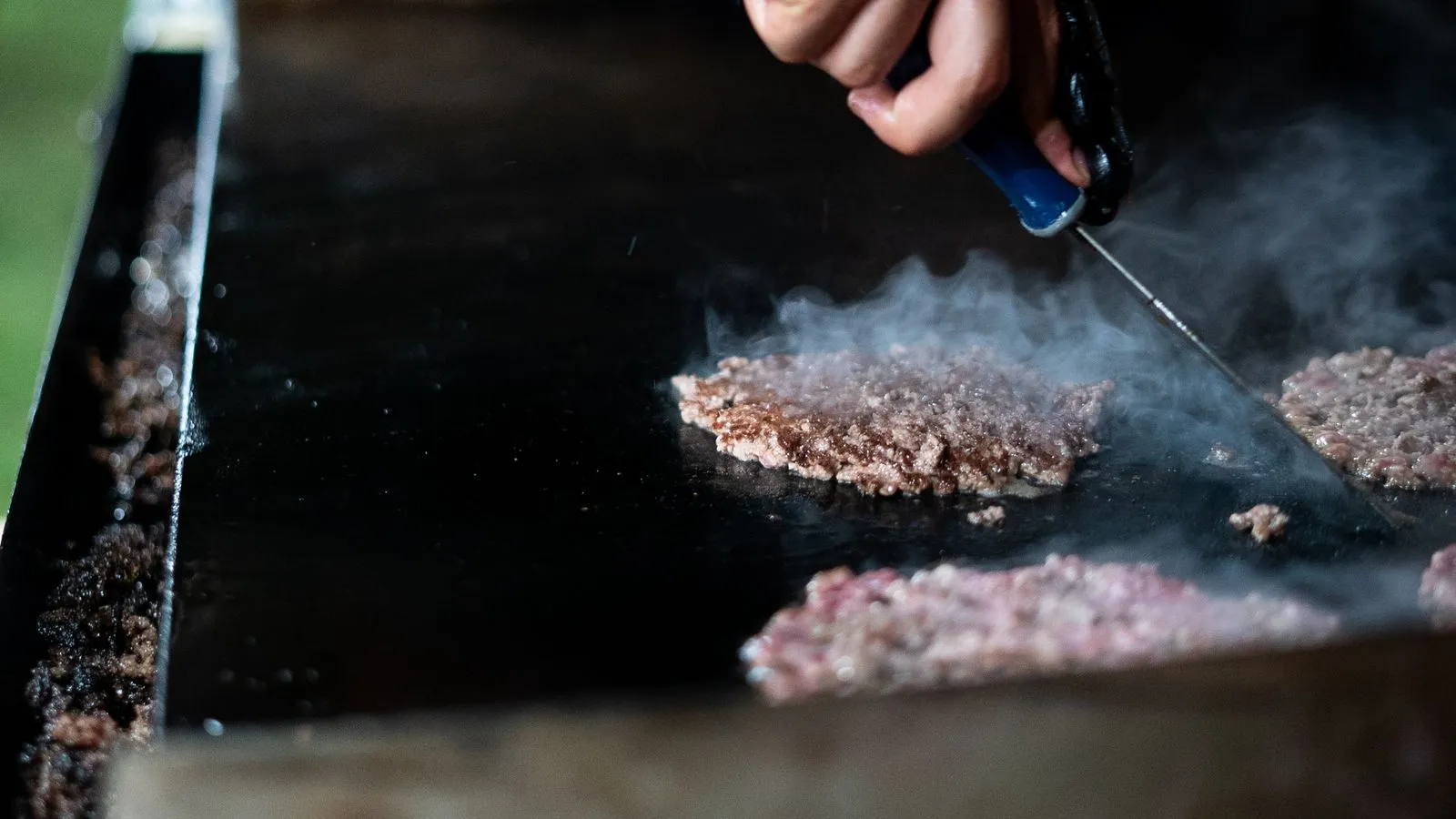 Chiftele de vită presate pe plita încinsă, metoda smash burger