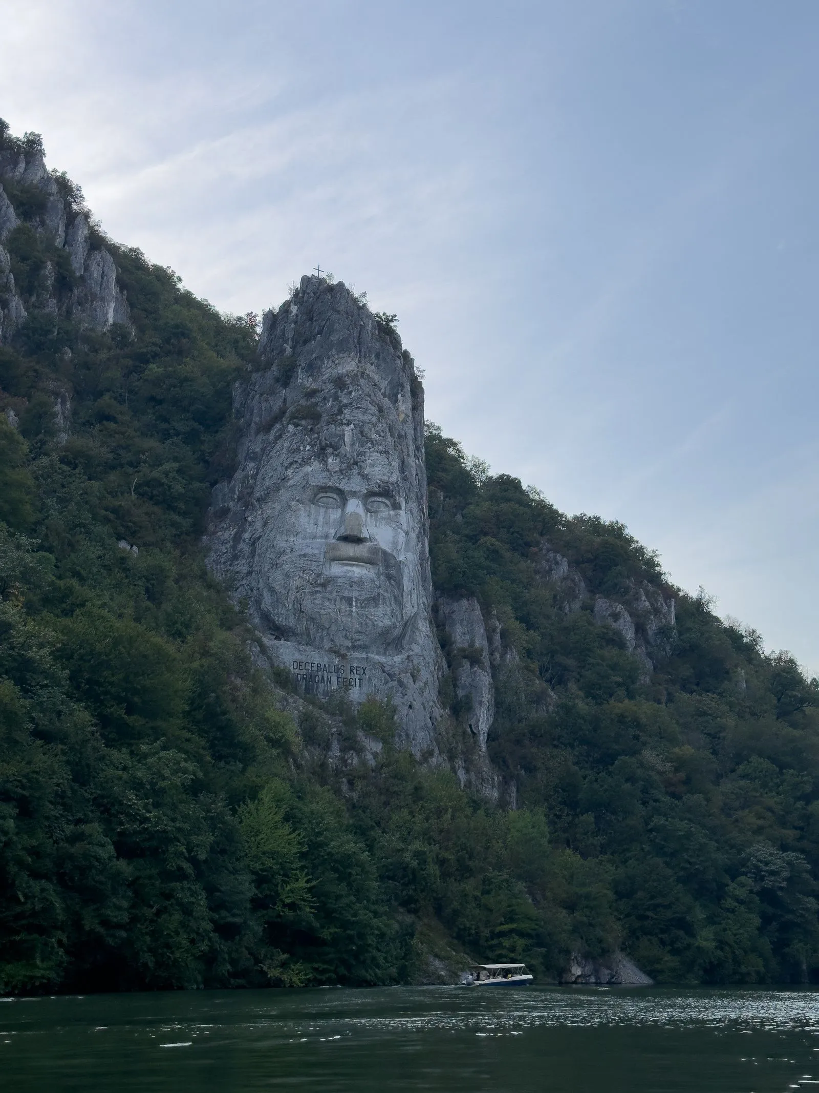 Chipul lui Decebal sculptat în stâncă, deasupra Dunării, la Cazanele Mici