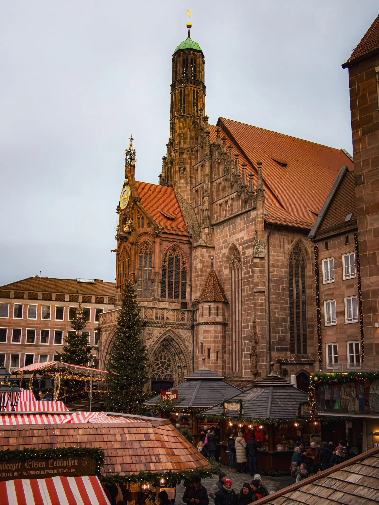 Căsuțele Christkindlesmarkt din Hauptmarkt, în fața bisericii Frauenkirche din Nürnberg