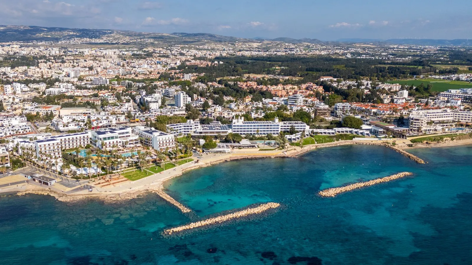 Coasta din Paphos, Cipru, văzută din aer, cu golfuri și diguri de piatră