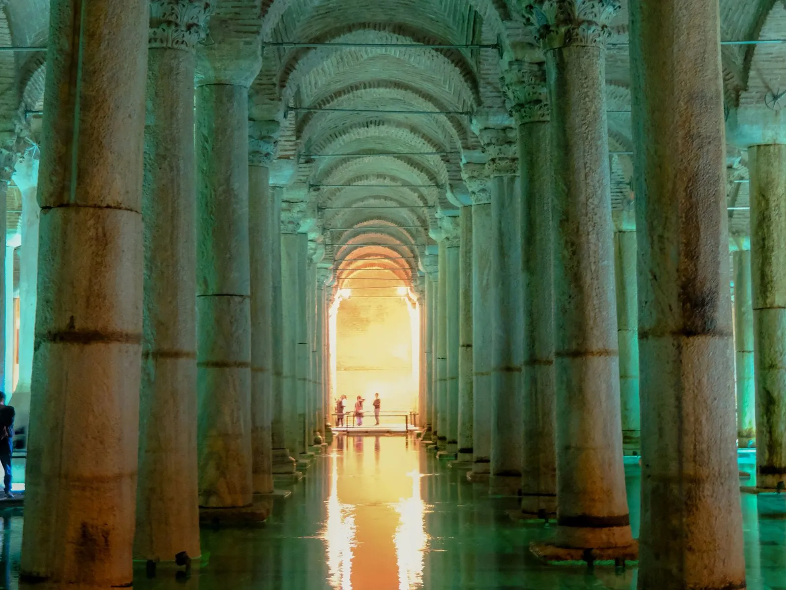 Coloanele luminate ale Cisternei Bazilica (Yerebatan Sarnıcı) din Istanbul, reflectate în apă