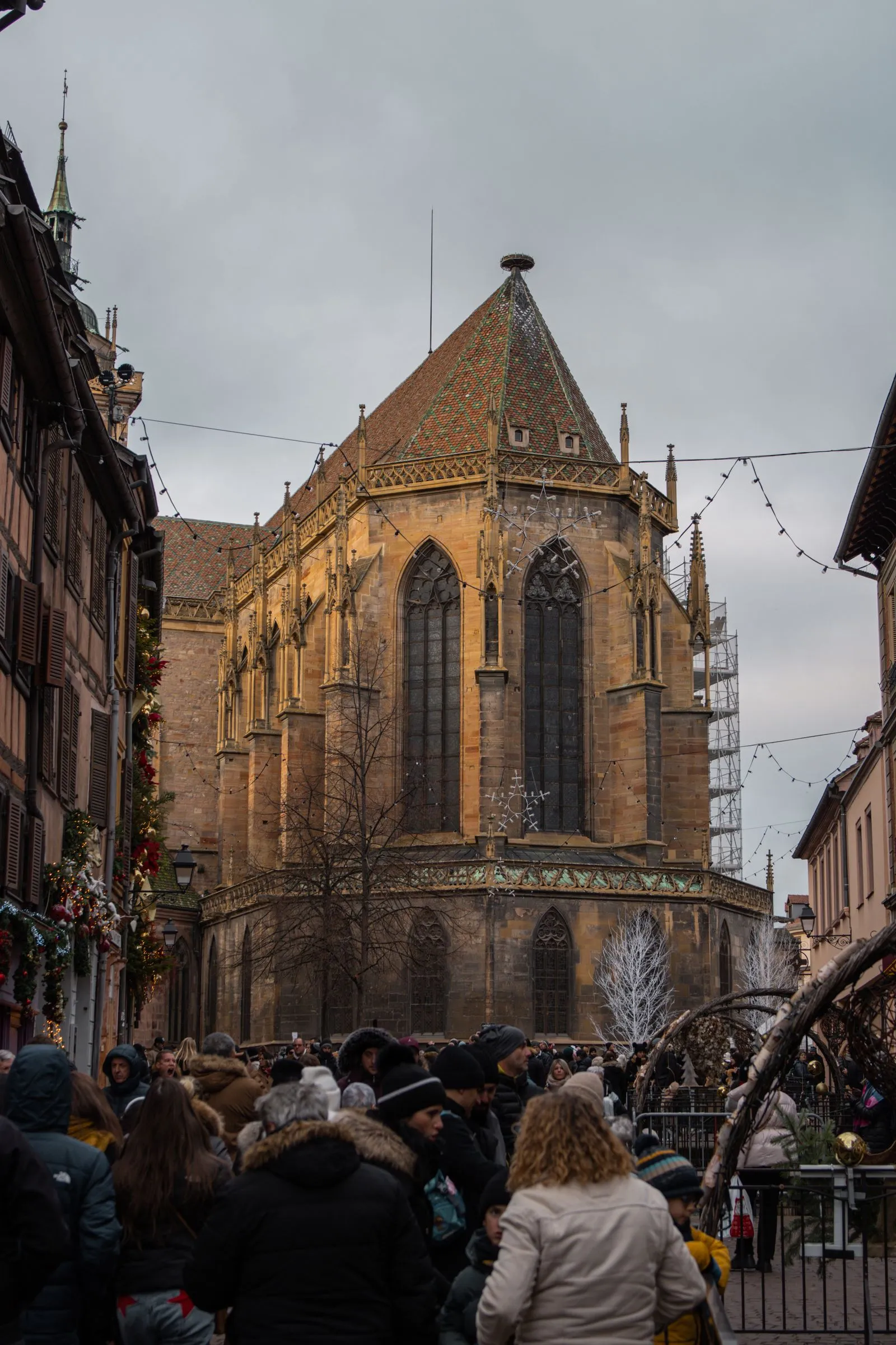 Mulțime de vizitatori la târgul de Crăciun de lângă Colegiala Saint-Martin din Colmar