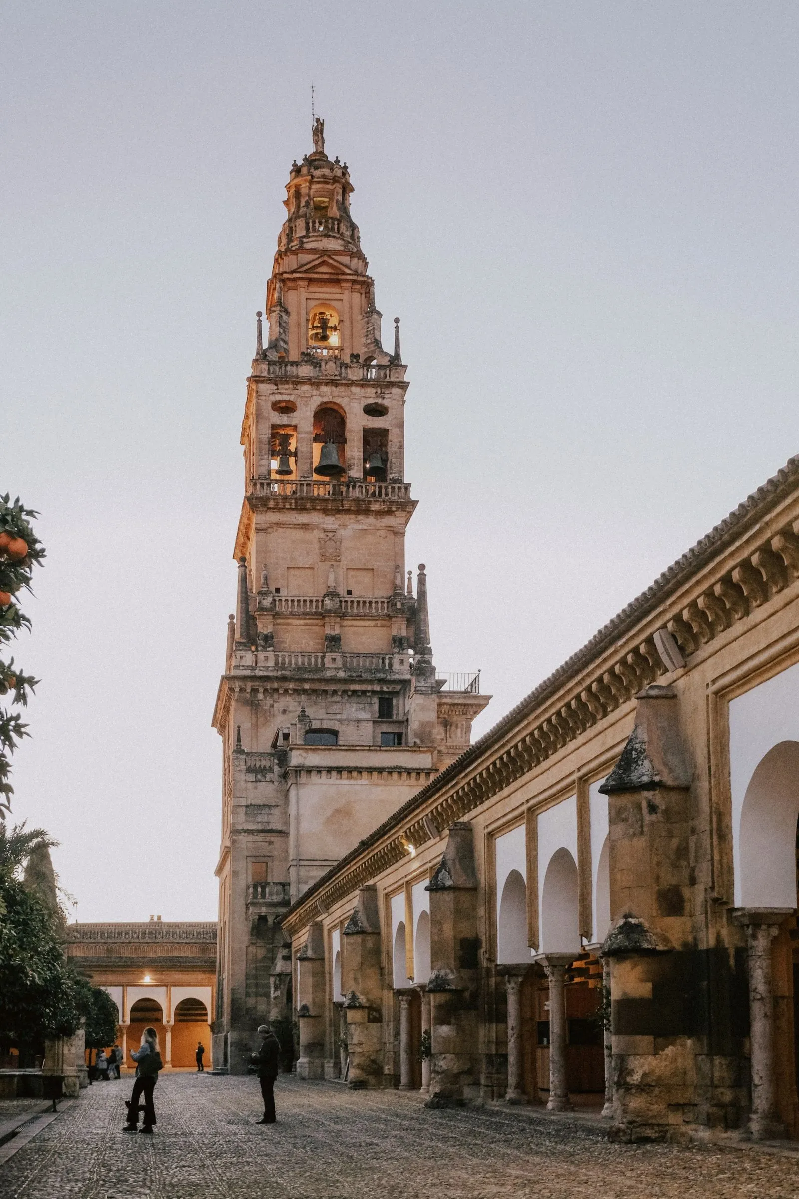 Turnul-clopotniță al Mezquitei-Catedrale din Córdoba văzut din Curtea Portocalilor