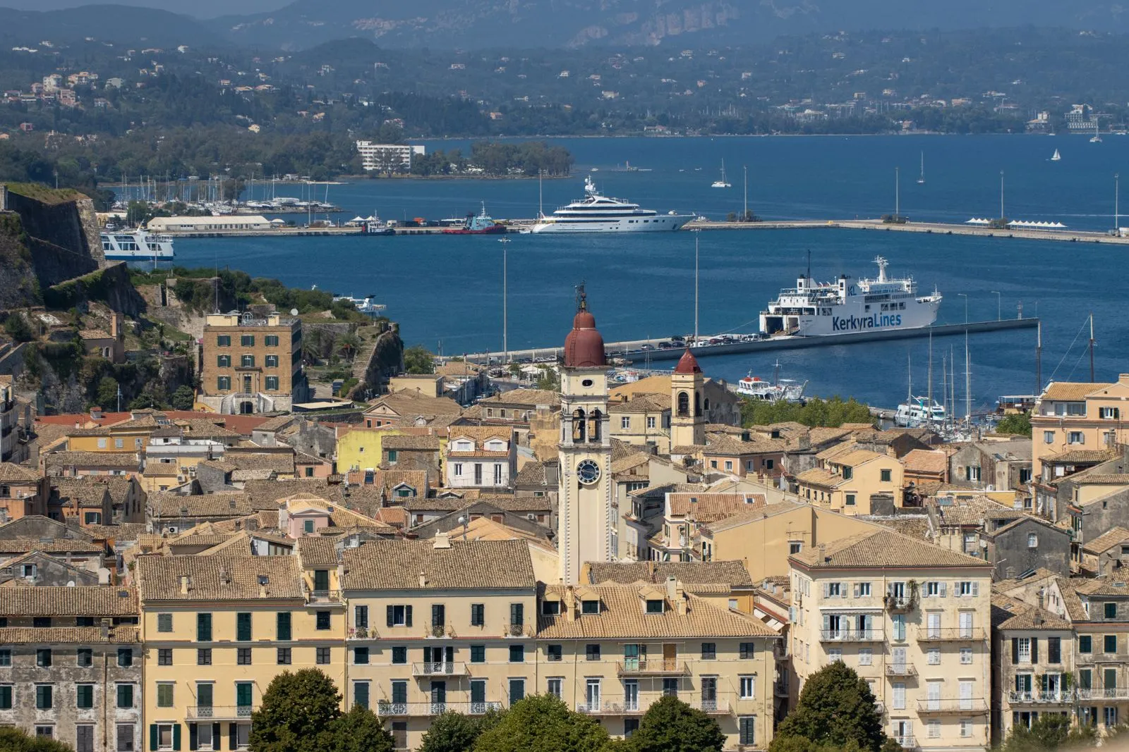 Orașul Corfu și portul, văzute de sus