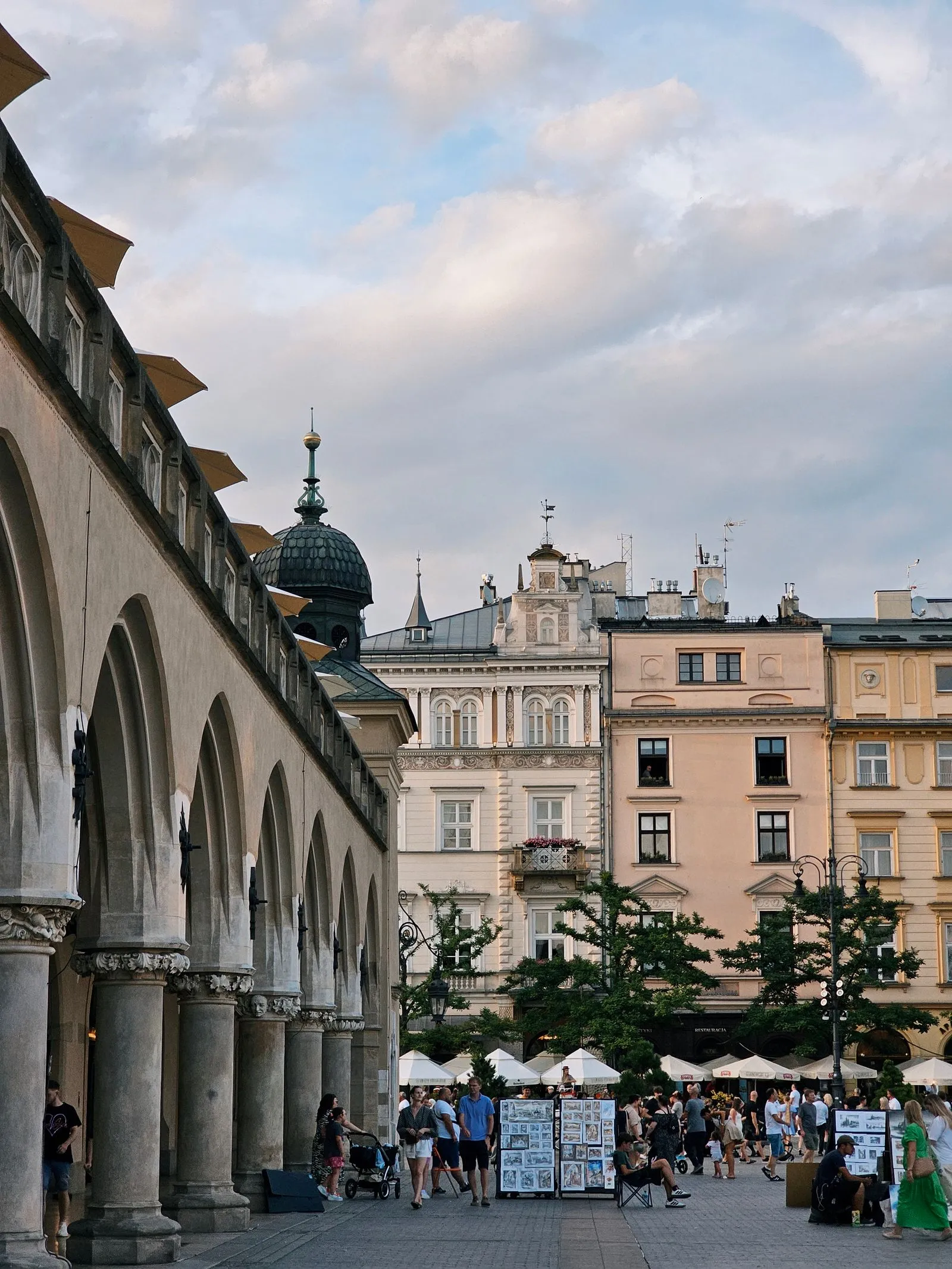 Piața Mare (Rynek Główny) din Cracovia văzută de sub arcadele Halei Postăvarilor