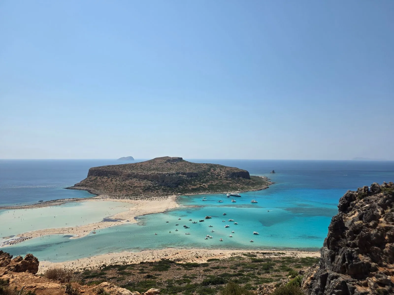 Laguna Balos din nord-vestul Cretei, cu limba de nisip si capul Tigani