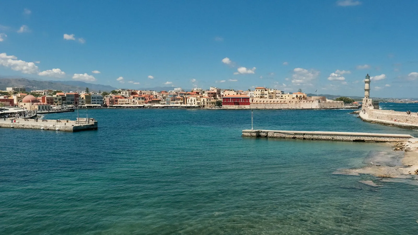 Portul venețian din Chania, Creta, cu clădirile colorate de pe faleză