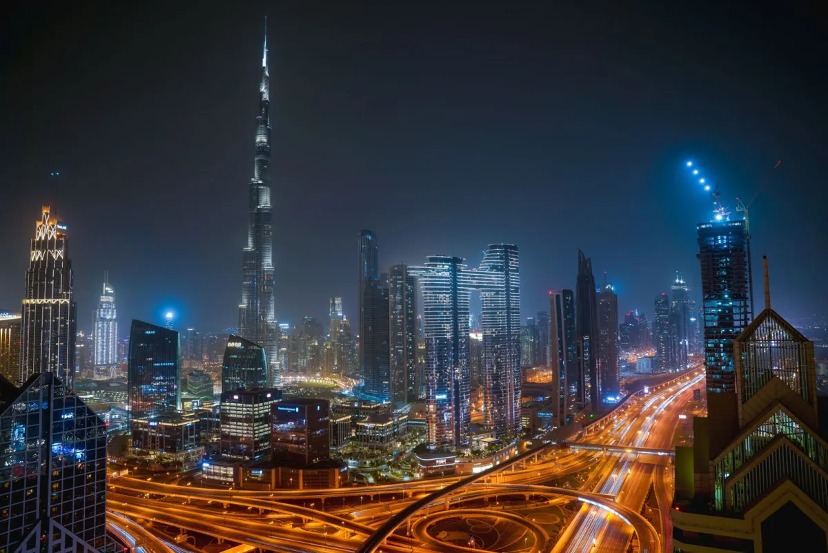 Downtown Dubai noaptea, cu Burj Khalifa deasupra zgârie-norilor și a autostrăzilor luminate