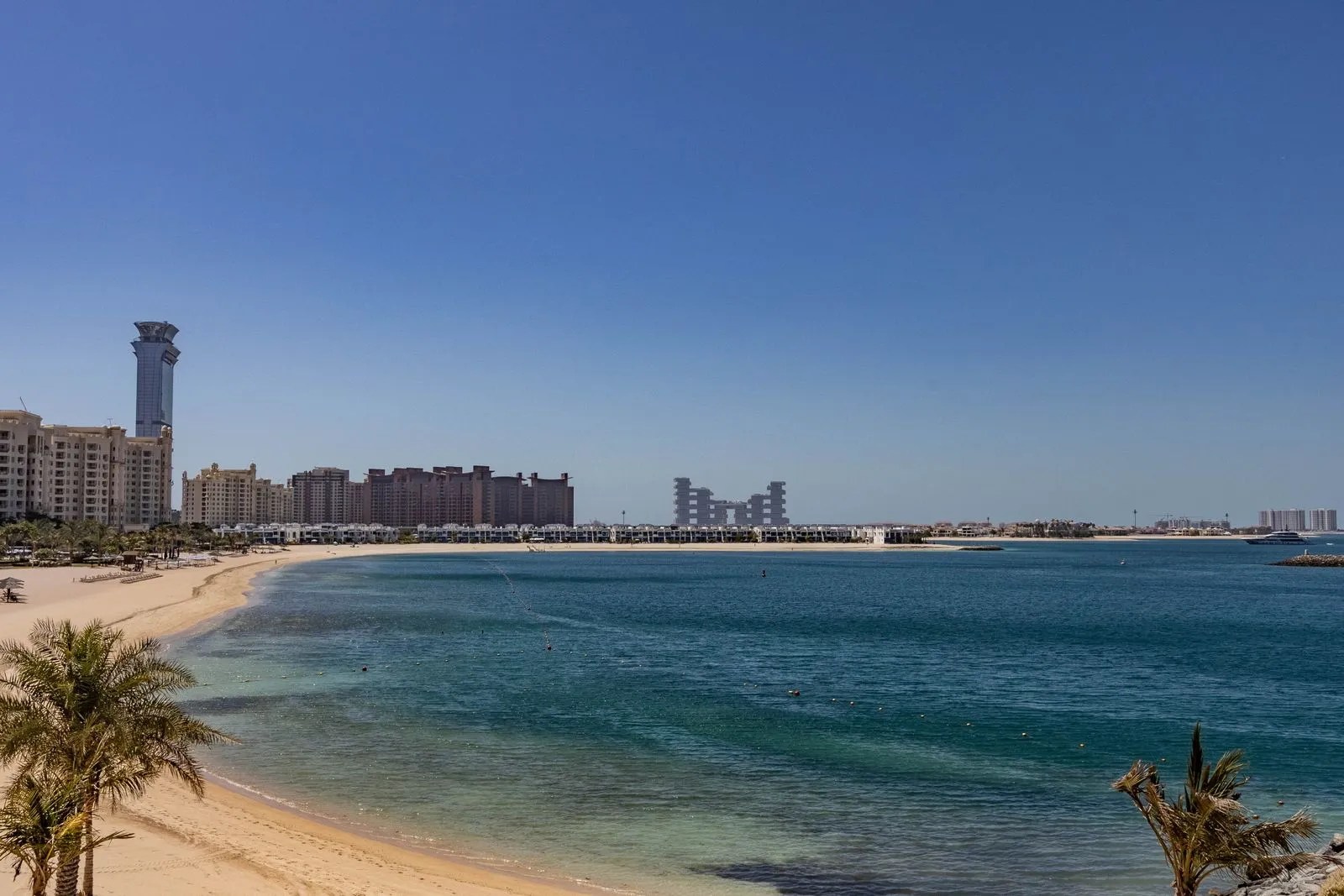 Plaja de pe Palm Jumeirah din Dubai, cu clădiri înalte în fundal