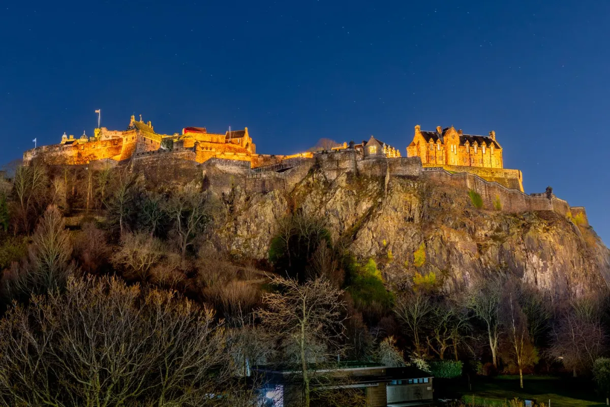 Castelul din Edinburgh iluminat pe stânca Castle Rock, noaptea