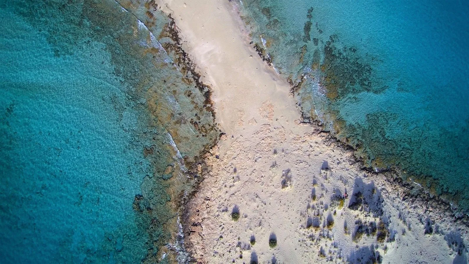 Istmul de nisip de la plaja Simos, pe insula Elafonisos, intre doua golfuri turcoaz