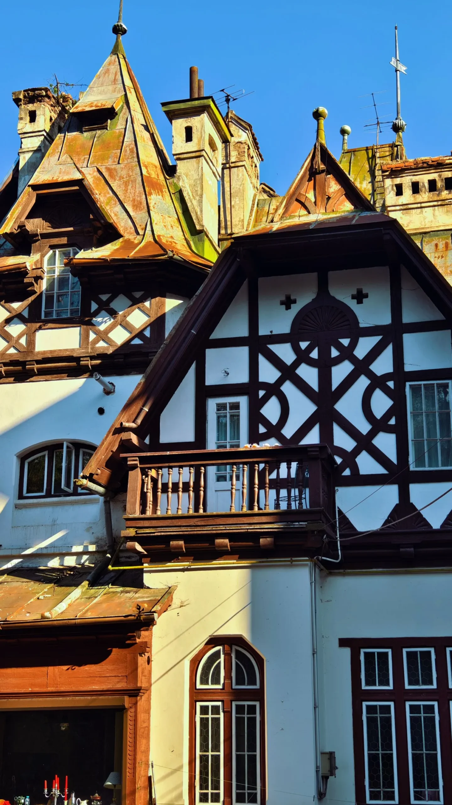 Clădire veche cu fațadă Fachwerk și turnulețe în Sinaia
