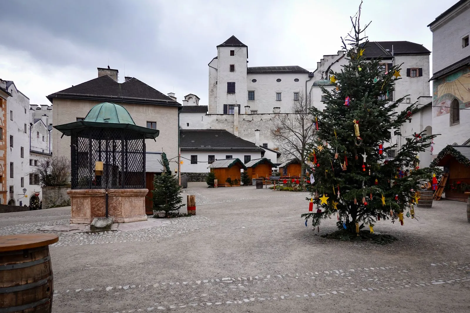 Curtea cetății Hohensalzburg în Advent, cu brad împodobit și căsuțe de târg