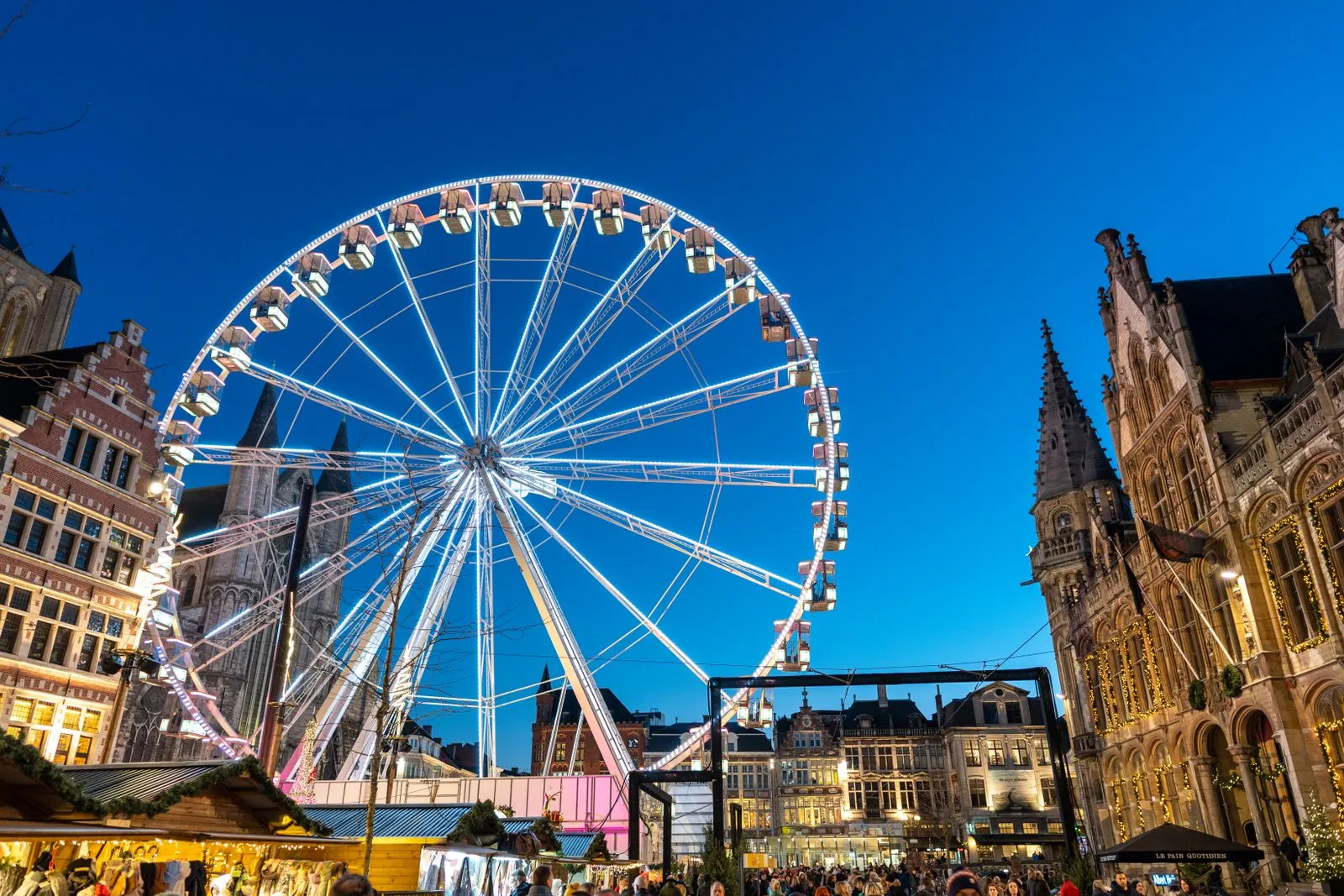 Târgul de Crăciun din Gent, cu roata panoramică luminată