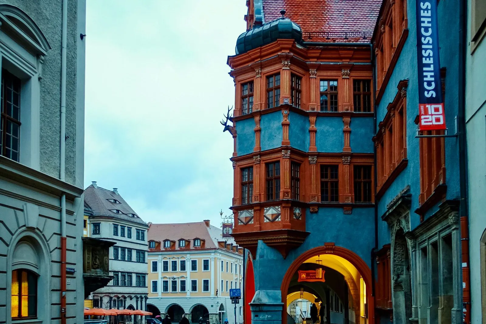 Casa Schönhof din Görlitz, cu bovindoul renascentist și piața Untermarkt în fundal