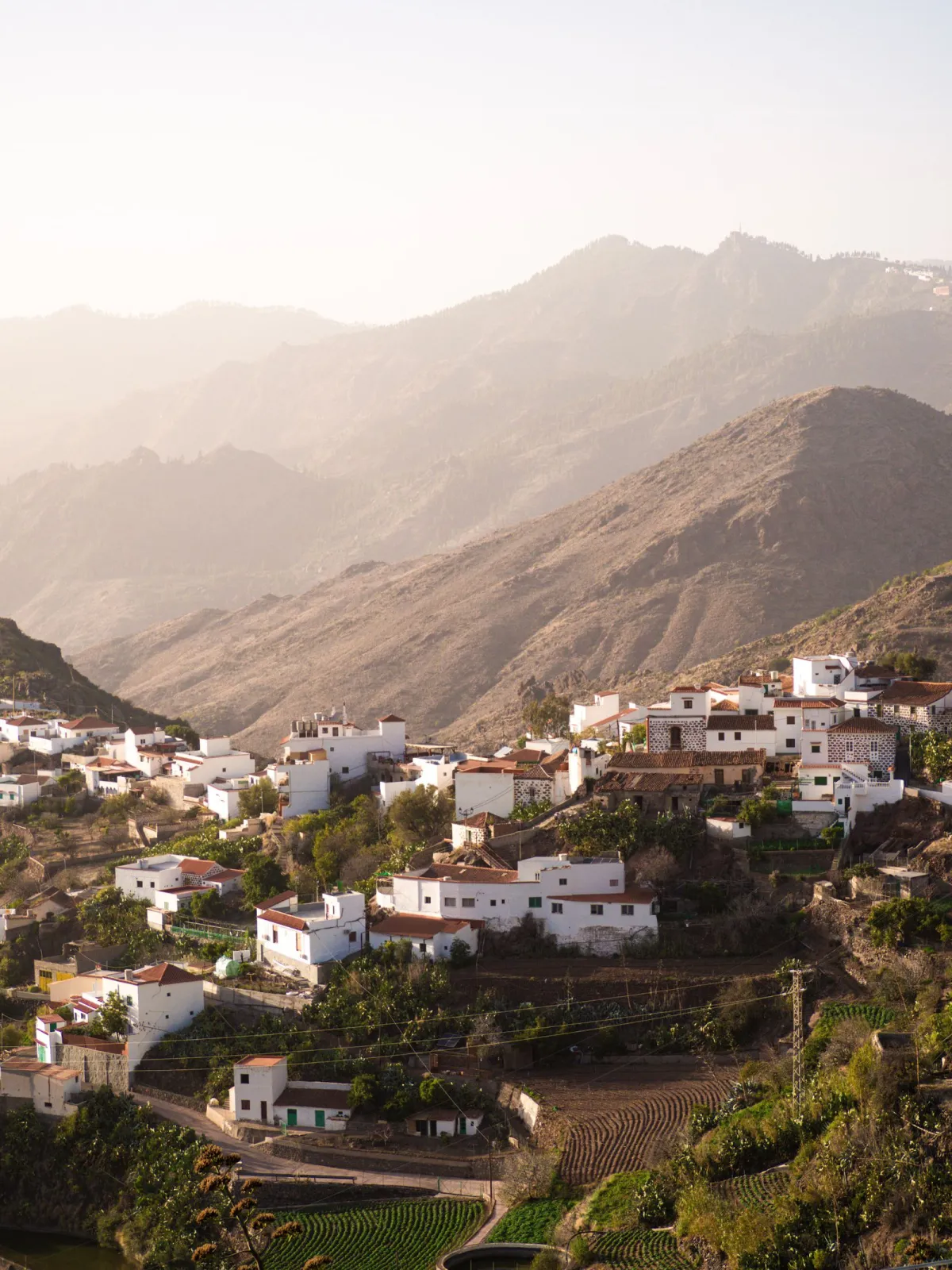 Sat alb pe versanții munților din interiorul insulei Gran Canaria, iarna