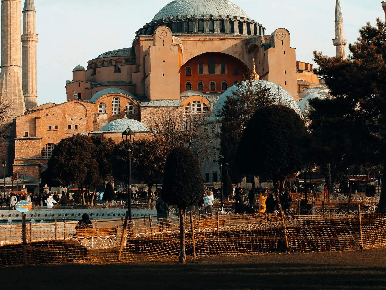Hagia Sofia din Istanbul văzută din parcul Sultanahmet, cu domul și minaretele