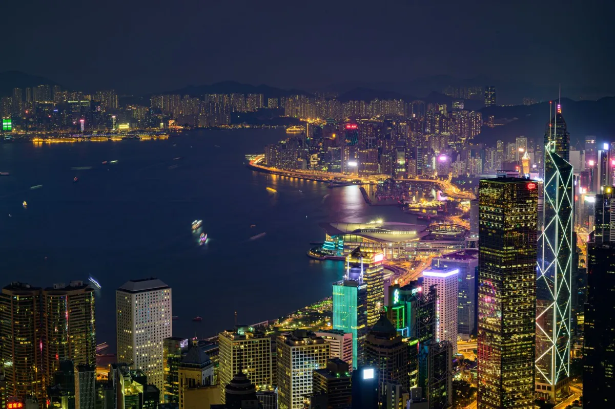 Zgârie-norii din Hong Kong și Victoria Harbour noaptea, văzuți de sus