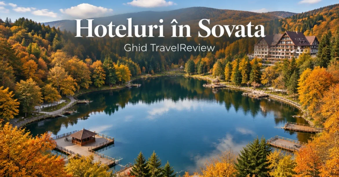 Lacul Ursu din Sovata înconjurat de pădure și hoteluri, toamna