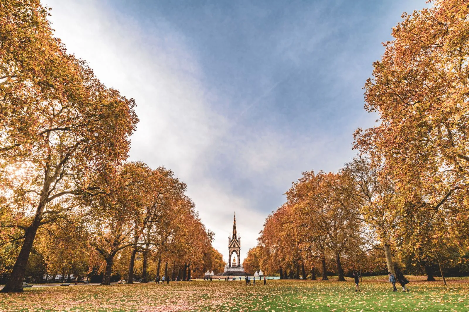 Aleea din Kensington Gardens, lângă Hyde Park, toamna, cu Albert Memorial în capăt