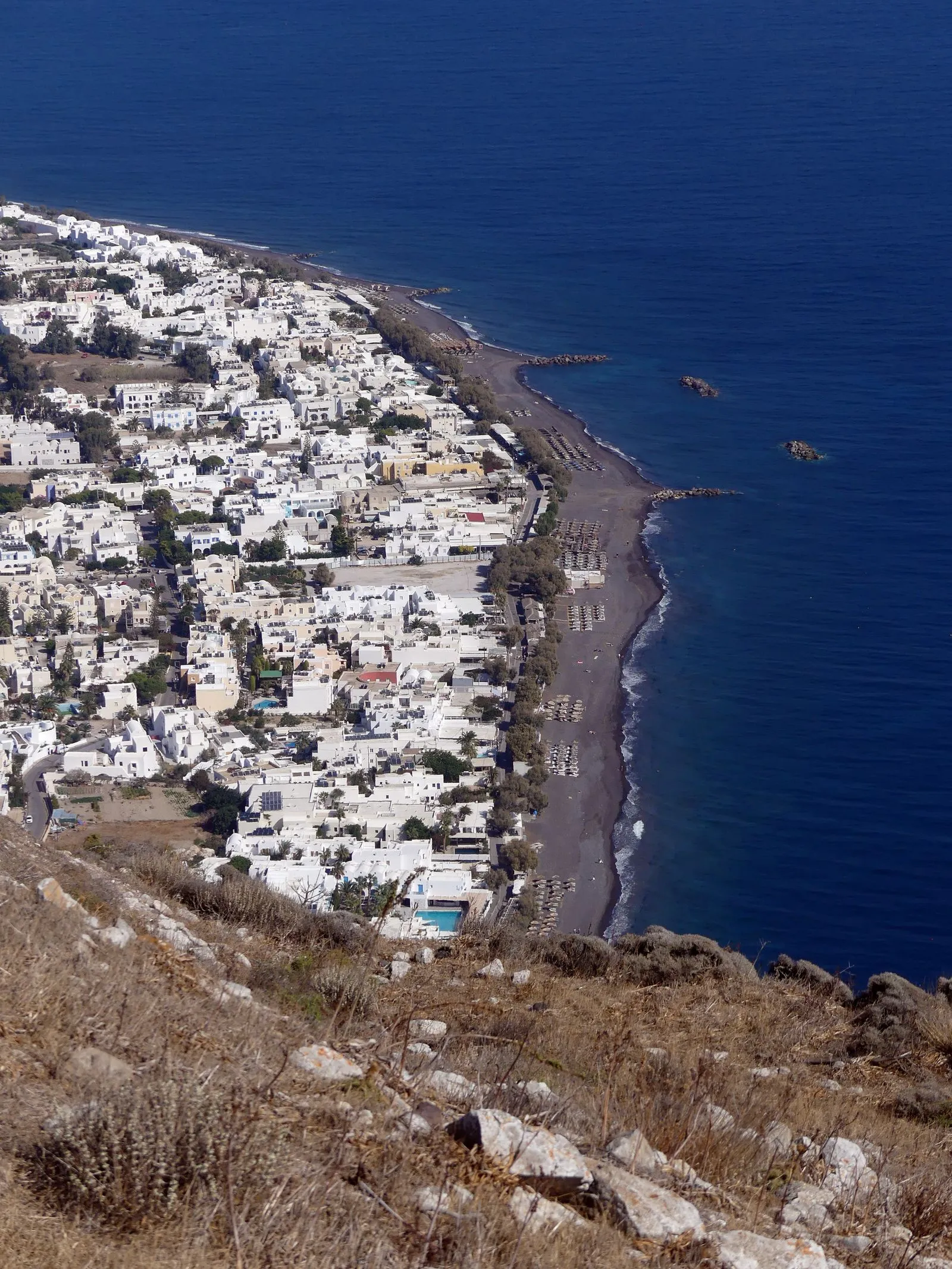 Stațiunea Kamari din Santorini văzută de sus, cu plaja de nisip negru de-a lungul coastei de est