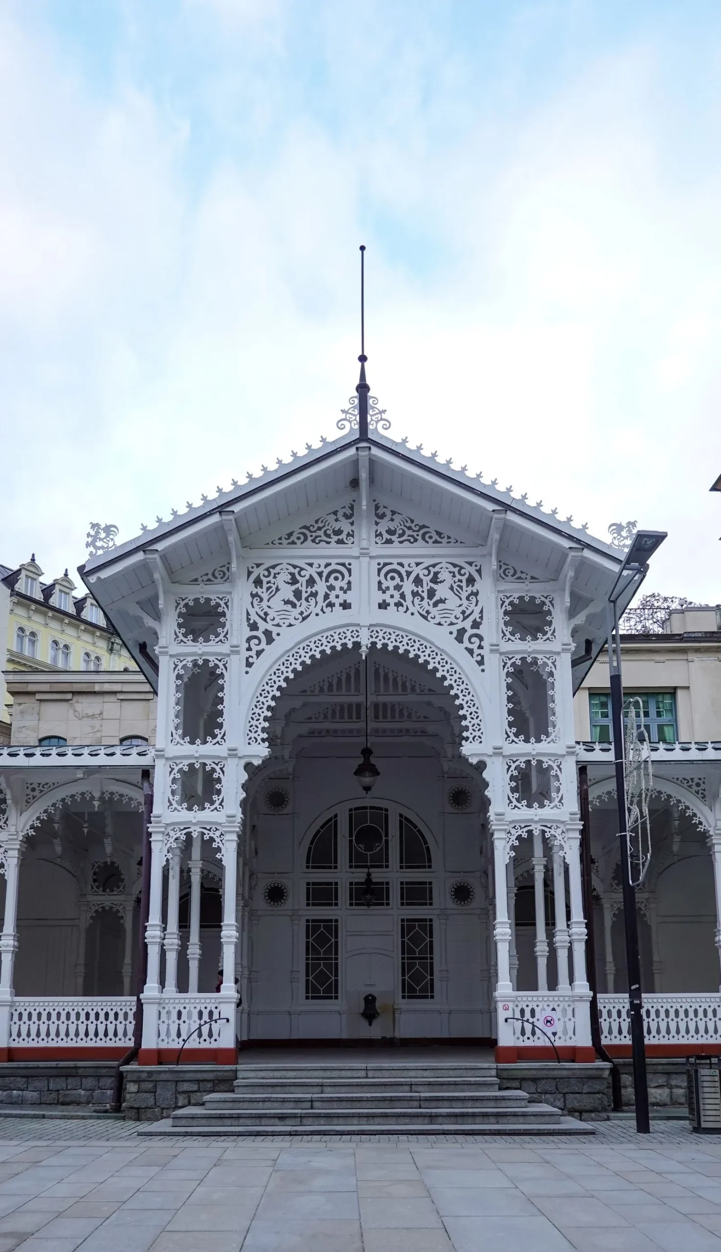 Colonada Pieței (Tržní kolonáda) din Karlovy Vary, cu structura albă din lemn