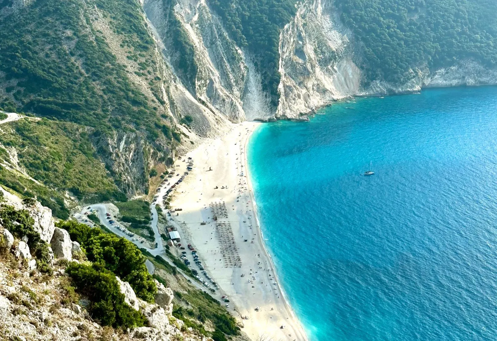 Plaja Myrtos din Kefalonia, vazuta de pe drumul in serpentine de deasupra