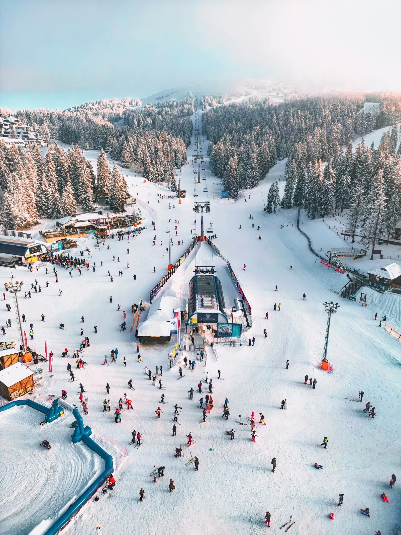 Vedere de sus peste baza pârtiilor din Kopaonik, cu telescaunul și schiori pe zăpadă