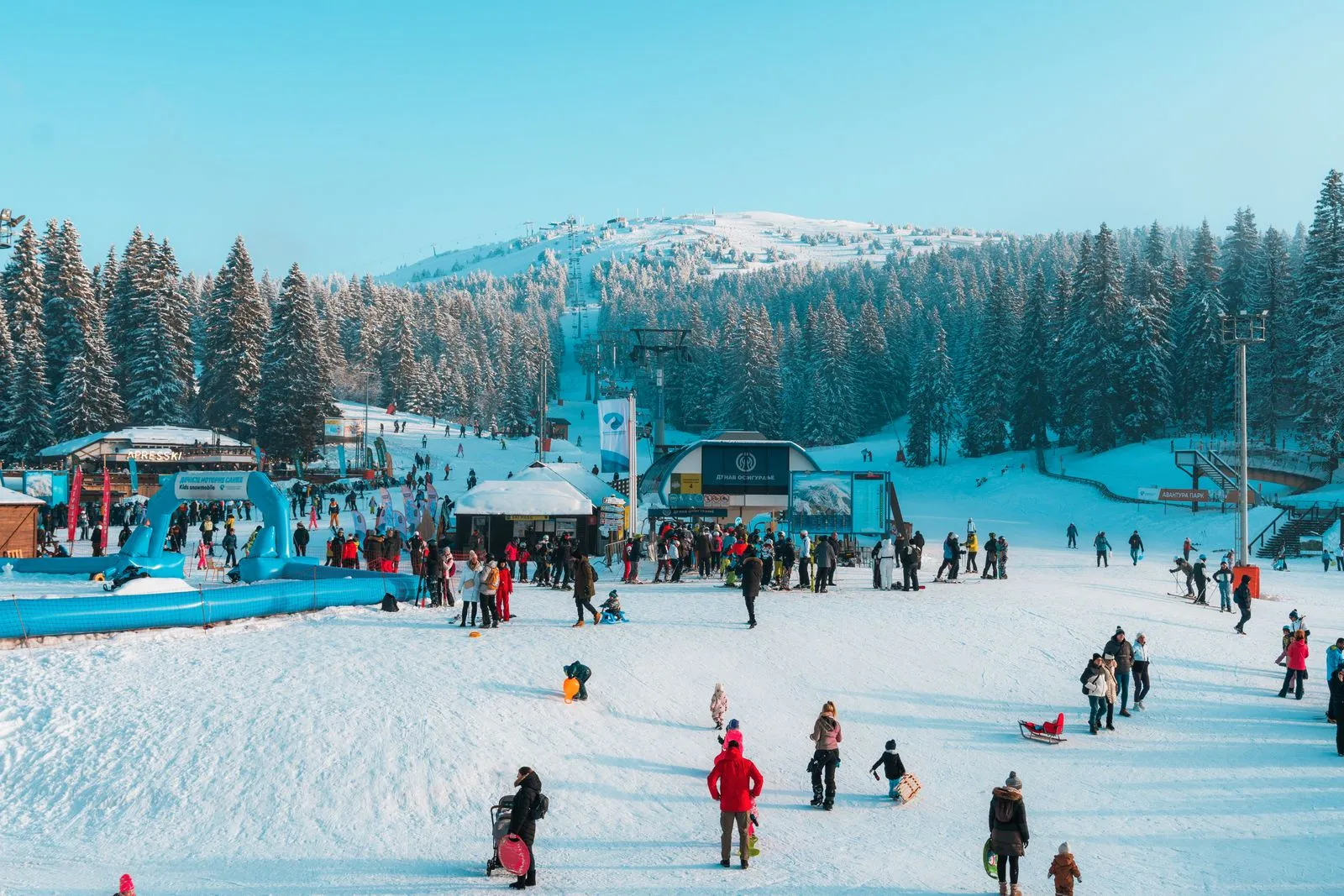 Schiori și instalații la baza pârtiilor din stațiunea Kopaonik, Serbia, iarna