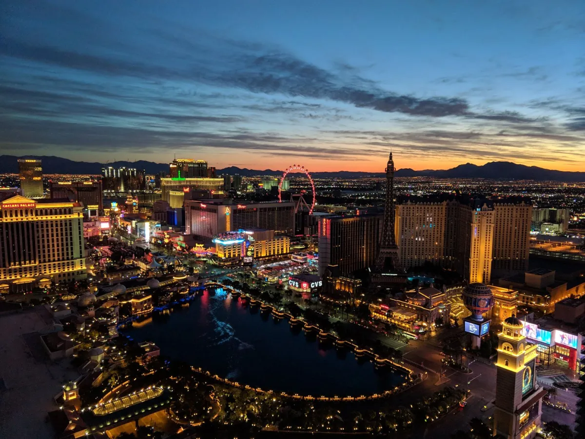 Las Vegas Strip la amurg, văzut de sus, cu fântânile Bellagio și cazinourile luminate