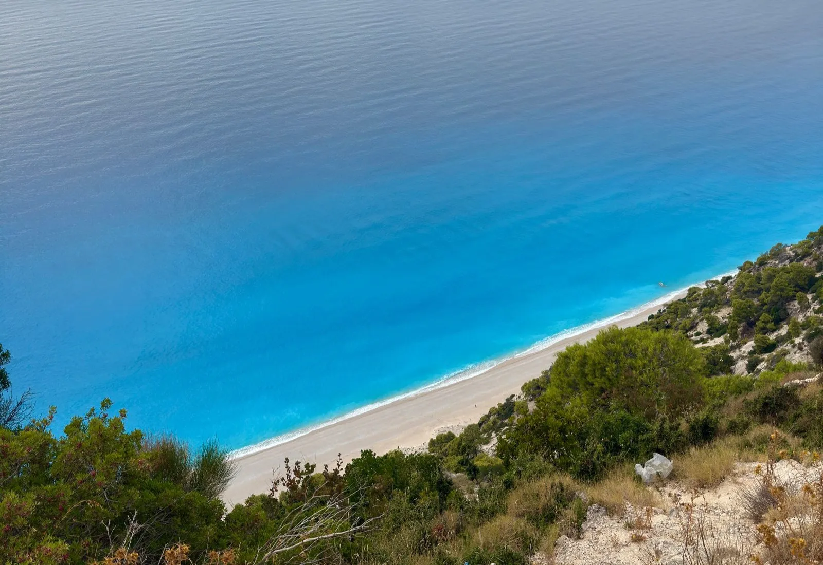 Plaja Egremni din Lefkada, vazuta de sus, sub faleza
