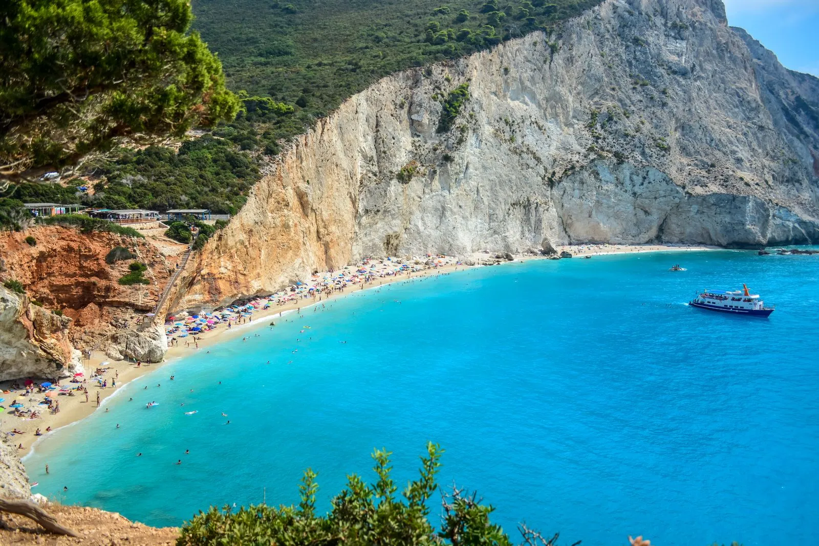 Plaja Porto Katsiki din Lefkada, sub faleza albă, văzută de sus