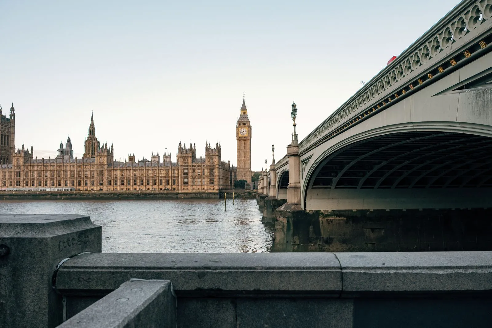 Palatul Westminster și turnul Big Ben văzute de sub podul Westminster, pe Tamisa, la Londra