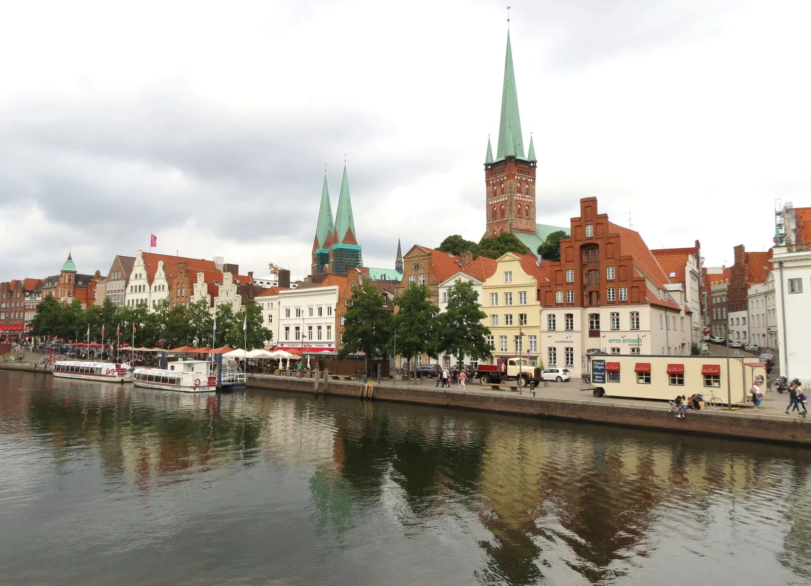 Centrul vechi din Lübeck pe malul Travei, cu turnurile bisericilor de cărămidă